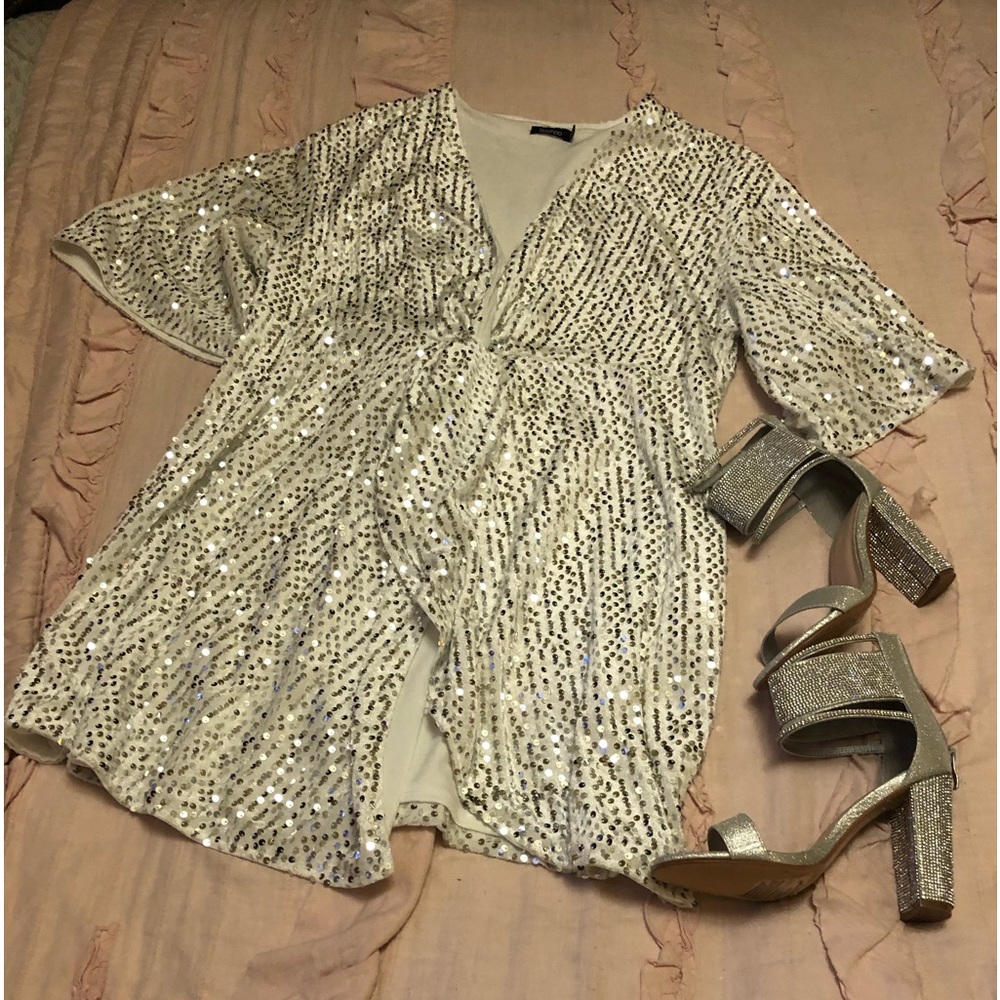 🔥🔥5/$50🔥🔥White silver mini dress